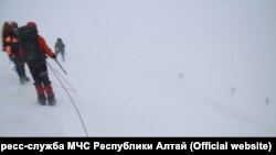 На месте гибели туристов установилась ненастная погода