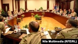 الرئيس المصري عبد الفتاح السيسي في اجتماع مع المجلس العسكري الاعلى بعد حادث سيناء 