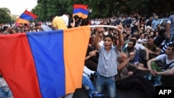 Әрмәнстан полициясе протестчыларны көч белән тарата