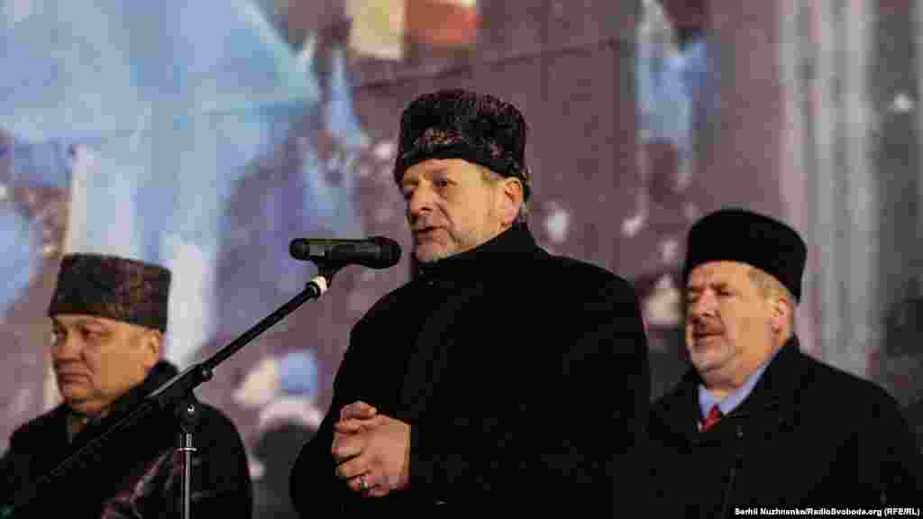 На митинг также пришли заместитель председателя Меджлиса крымскотатарского народа Ахтем Чийгоз, татарский активист, бывший политзаключенный Рафис Кашапов