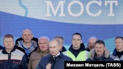 Владимир Путин выступает перед мостостроителями на Тамани