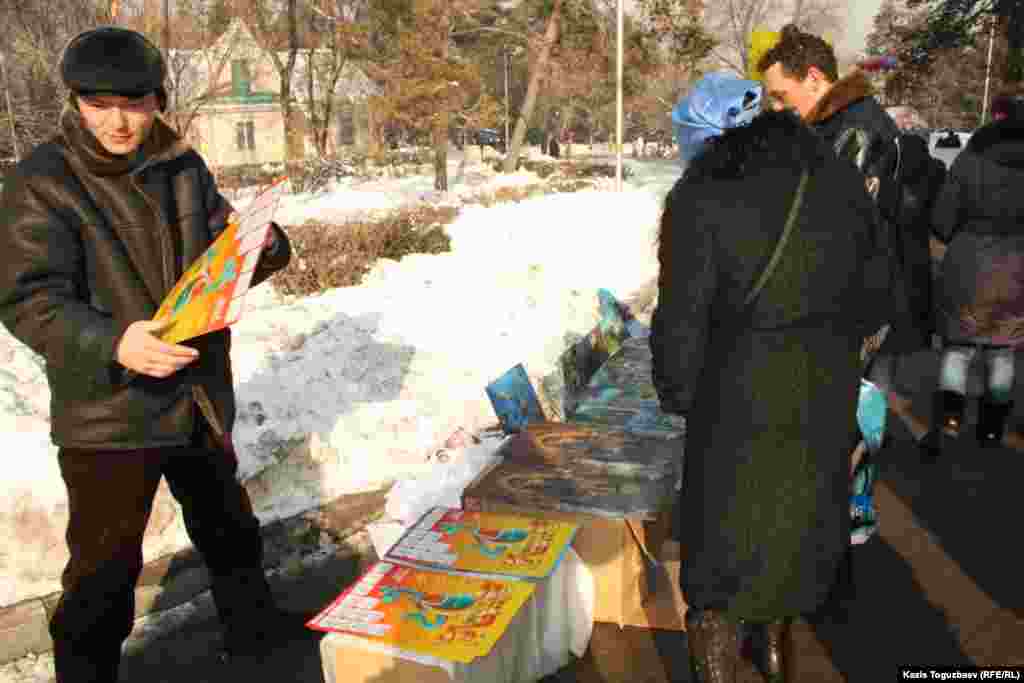 Торговля возле Свято-Вознесенского собора плакатами.&nbsp;Алматы, 7 января 2013 года. 