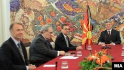 Претседателот Ѓорге Иванов се сретна со амбасадорот на САД Џес Бејли, евроамбасадорот Аиво Орав, шефот на Мисијата на ОБСЕ Ралф Брет, шефот на Канцеларијата за врски на НАТО капетан Румен Радев и амбасадорот на Република Турција Омур Шолендил како НАТО контакт амбасадор .