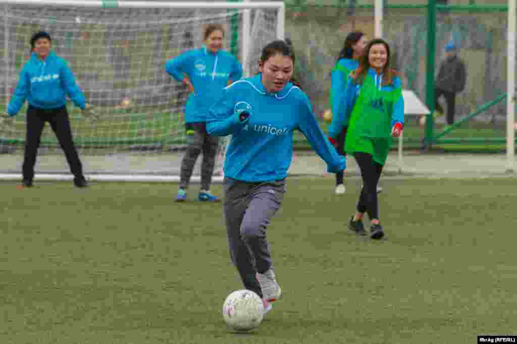 В преддверии Международного женского дня Федерация футбола КР совместно с Детским фондом ООН (ЮНИСЕФ) в Кыргызстане провели фестиваль &laquo;Поиграй со мной. В футболе все равны!&raquo;.