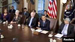 Barak Obama na sastanku sa članovima svog kabineta u Beloj kući, 4. novembra 2010