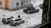 Украинские танки рядом с автомобилями наблюдательной миссии ОБСЕ на окраине Авдеевки, 1 февраля 2017 года