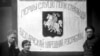 Сцяг Першага Слуцкага палка, Вільня (1921), ілюстрацыйнае фота. Злева-направа: Лявон Вітан-Дубейкаўскі, невядомая, штабс-капітан Антон Борык