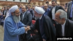 Molavi Abdola-Hamid seçkilərdə qələbə münasibətilə Hassan Rouhani-ni təbrik edir. 2017