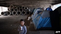 Într-o tabără improvizată de refugiați lîngă Pireu