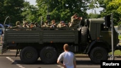 Донецк әуежайына барар жолда тұрған ресейшіл қарулы сепаратистер. Донецк, 26 мамыр 2014 жыл.