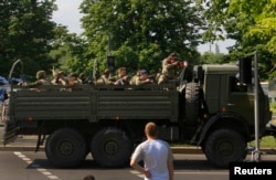 Грузовик с вооруженными пророссийскими боевиками в Донецке. 26 мая 2014 года