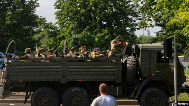Грузовик с вооруженными пророссийскими боевиками заезжает на территорию Донецкого аэропорта, 26 мая 2014 года