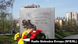 Spomen ploča na mostu na kojem su ubijene Olga Sučić i Suada Dilberović