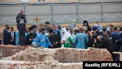 Рус православ чиркәве башлыгы патриарх Кирилл Казанда торгызылачак чиркәүдә төзелеш башлау чарасында, Казан, 21 июль 2016