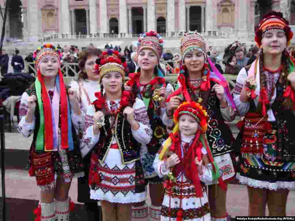 Дитячий фольклорний гурт «Малі бойки» з Івано-Франківська співав на площі Святого Петра різдвяні колядки.