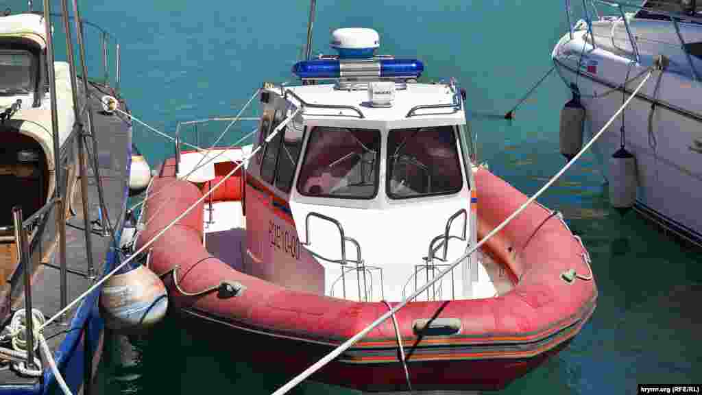 Серед яхт затесався рятувальний катер МНС Росії