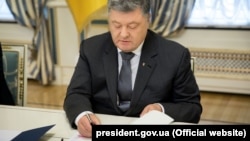 Петро Порошенко поставив підпис під прийнятим Радою законом