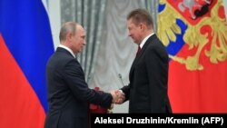 Președintele rus Vladimir Putin și directorul executiv al companiei Gazpărom, Alexei MIller la o ceremonie la Kremlin, Moscova, 15 noiembrie 2017.