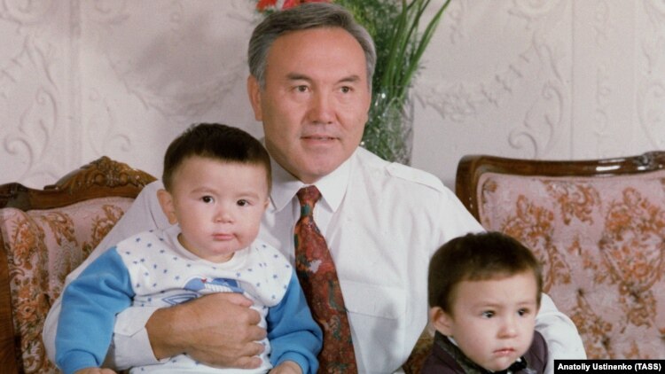 Нурсултан Назарбаев с внуками Айсултаном (слева) и Алтаем. 1992 год.