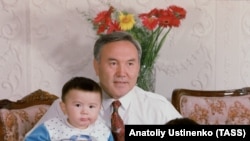 Нурсултан Назарбаев в бытность президентом Казахстана с внуками Айсултаном (слева) и Алтаем. 1992 год.