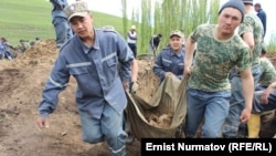 Өзгөндө көчкү алдында калган адамдарды издөө иштеринен бир көрүнүш