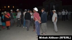 Односельчане Абдымалика Турсункулова оказали сопротивление сотрудникам ГСКН, проводившим обыск, село Кок-Сай, 29 июля 2013 года.