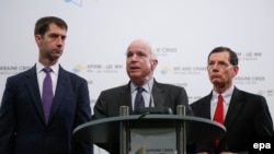Сенатор Джон Маккейн (у центрі) та його колеги Том Коттон та Джон Баррассо дають прес-конференцію в Києві, 20 червня 2015 року