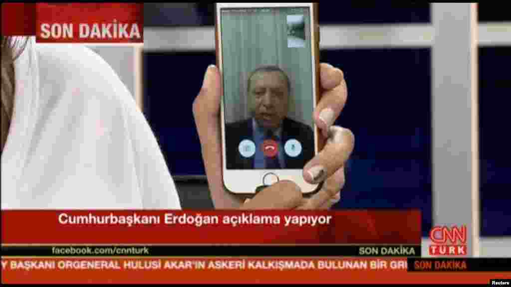 Весь світ очікував на звернення президента Туреччини. В цей же час у AIRLIVE повідомили, що Ердоган покинув країну приватним літаком.&nbsp;Перше звернення Ердогана з&rsquo;явилось на одному із турецьких телеканалів &ndash; глядачі могли переглянути його зі смартфона телеведучої