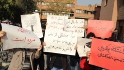 تصویر مربوط به یکی از اعتراضات دانشجویی پس از مرگ مهسا امینی است. 