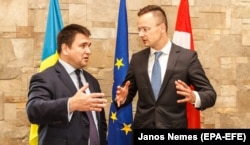 Ministrul ucrainean de externe Pavlo Klimkin și omologul său maghiar Peter Szijjarto in Nijne Solotvino, în Transcarpatia, 22 iunie, 2018