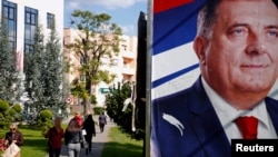 Ljudi prolaze pored izbornog plakata lidera bosanskih Srba Milorada Dodika u Banjaluci, septembar 2018. (foto-arhiv)