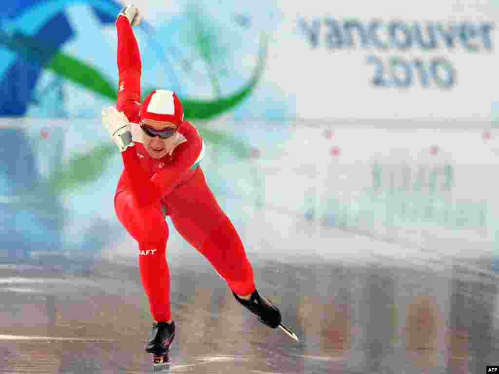 اسکیت سرعت زنان (سویتلانا رادکویچ از بیلوروس) - CANADA, Richmond : Belarus' Svetlana Radkevich competes in her speedskating Ladies 500m race at the Richmond Olympic oval in Richmond outside Vancouver during the 2010 Winter Olympics on February 16, 2010. 