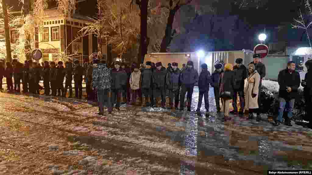 Бишкектеги УКМК имаратынын алдында оппозициячыл депутат Өмүрбек Текебаевдин тарапкерлери топтолуп, күч органдары да жыш тизилип турат.