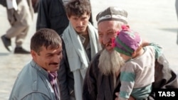 Беженцы-таджики возвращаются из Афганистана домой по окончании гражданской войны. 21 октября 1997 года.