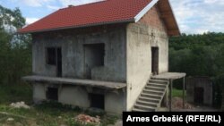 Jedna od djelimično obnovljenih kuća u Komarici