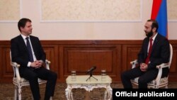 Председатель Национального собрания Армении Арарат Мирзоян (справа) и посол Франции в Армении Жонатан Лакот, Ереван, 15 февраля 2019 г.