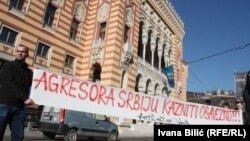 Jedan od transparenata ispred Većnice uoči održavanja savetovanja o mogućem podnošenju zahteva za reviziju tužbe, Sarajevo