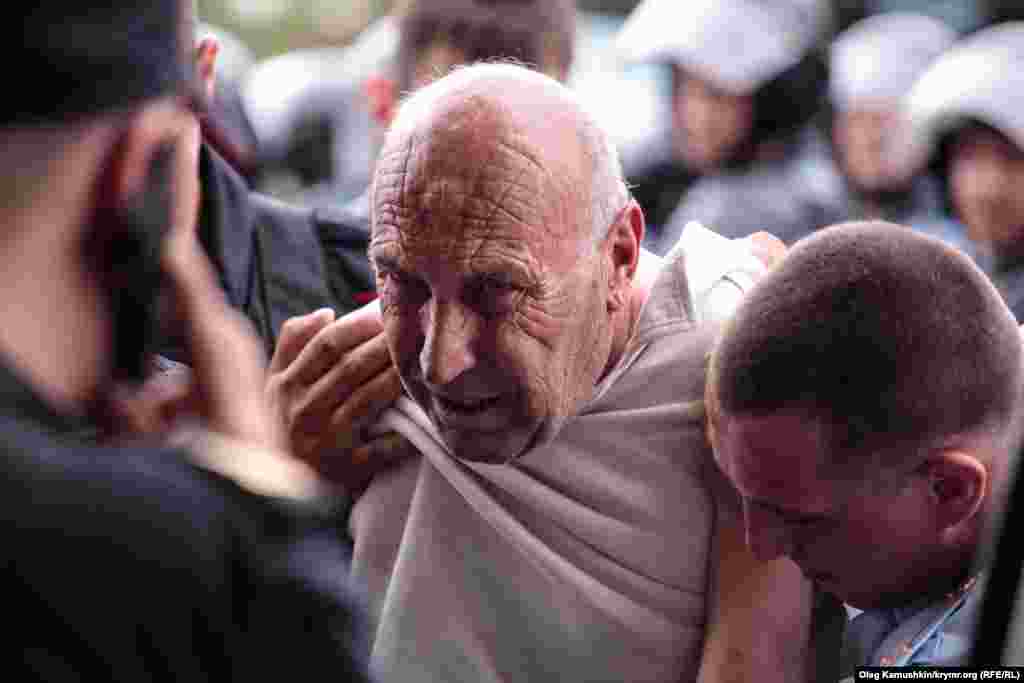Detention OMON men Crimean Tatar appearance in Simferopol