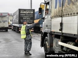 Мытны кантроль на польска-беларускай мяжы. Архіўнае фота