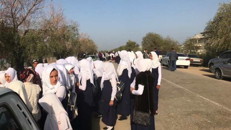 Десятки учениц в селе Фердауси сняли платки, чтобы попасть в школу