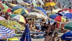 Ljudi na plaži u Crnoj Gori, arhivska fotografija