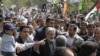 عکس از حضور موسوی در راه‌پیمایی روز قدس که به حمله لباس‌شخصی‌ها به او ختم شد. 