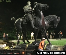 Дэмантаж помніка генэралам Робэрту Лі і Стоўнўалу Джэксану ў Балтымары 16 жніўня 2017