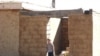 Мальчик стоит на пороге здания. Недалеко от Атырау. (Иллюстративное фото.) 