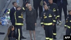 Британский премьер-министр Тереза Мэй на месте пожара (Лондон, 14 июня 2017 г.)