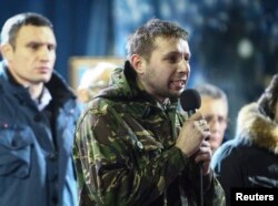 Володимир Парасюк під час виступу на сцені Євромайдану, Київ, 21 лютого 2014 року