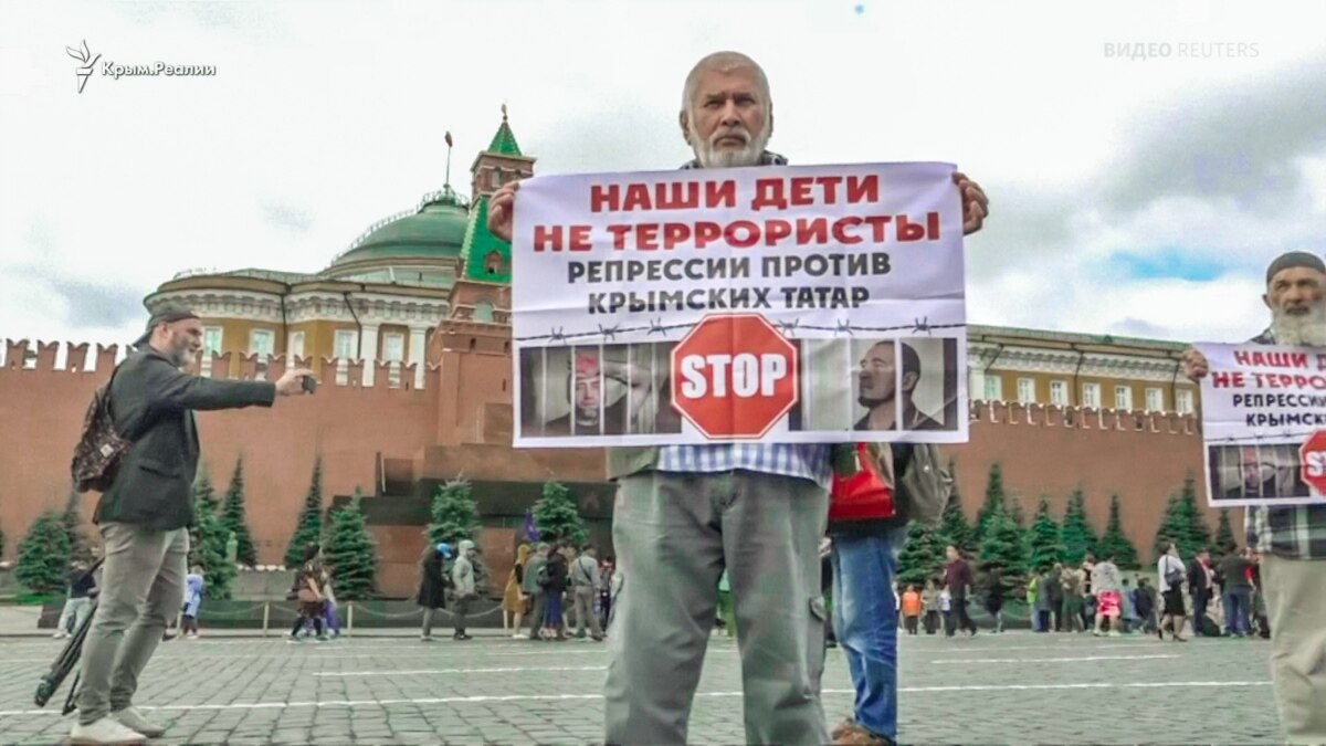 Наши дети не террористы»: в Москве после пикета задержали активистов из  Крыма (видео)