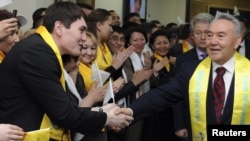 Қазақстан президенті Нұрсұлтан Назарбаев (оң жақта) сайлау штабында. Астана, 4 сәуір 2011 жыл