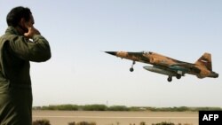 Ҳавопаймои ҷангии F-5 ҳангоми тамрин дар шаҳри Чобаҳор. Акс аз соли 2009