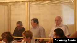 Подсудимые оппозиционеры Акжанат Аминов (слева), Серик Сапаргали (в центре), Владимир Козлов (справа). Актау, 16 августа 2012 года.